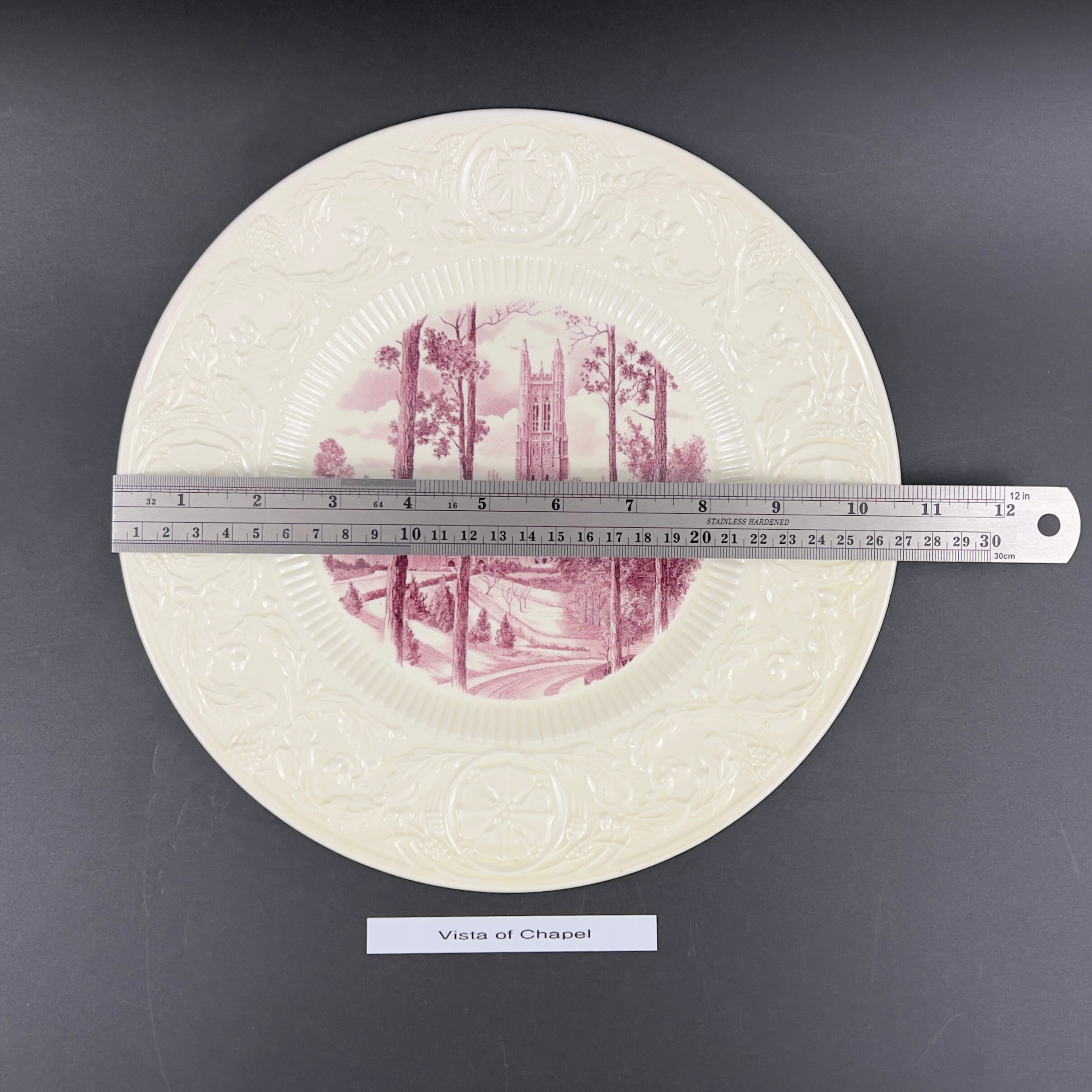 1937 Wedgwood Duke University Plate: Red Mulberry Historic Building - Image 5