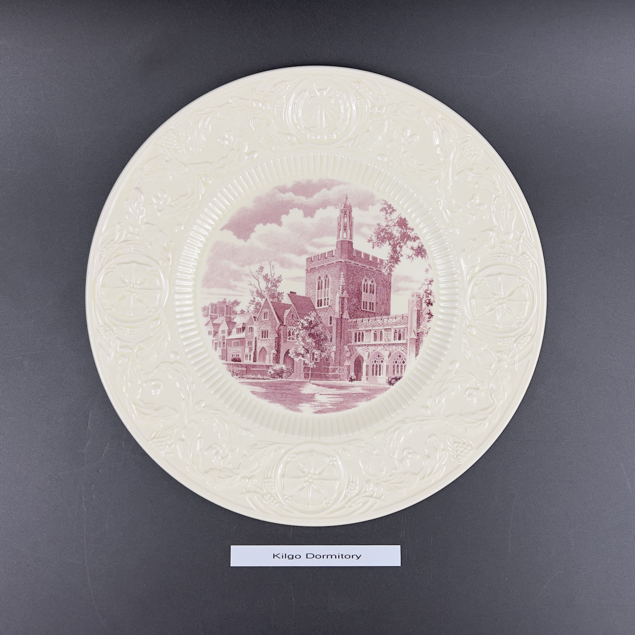 1937 Wedgwood Duke University Plate: Red Mulberry Historic Building - Image 9