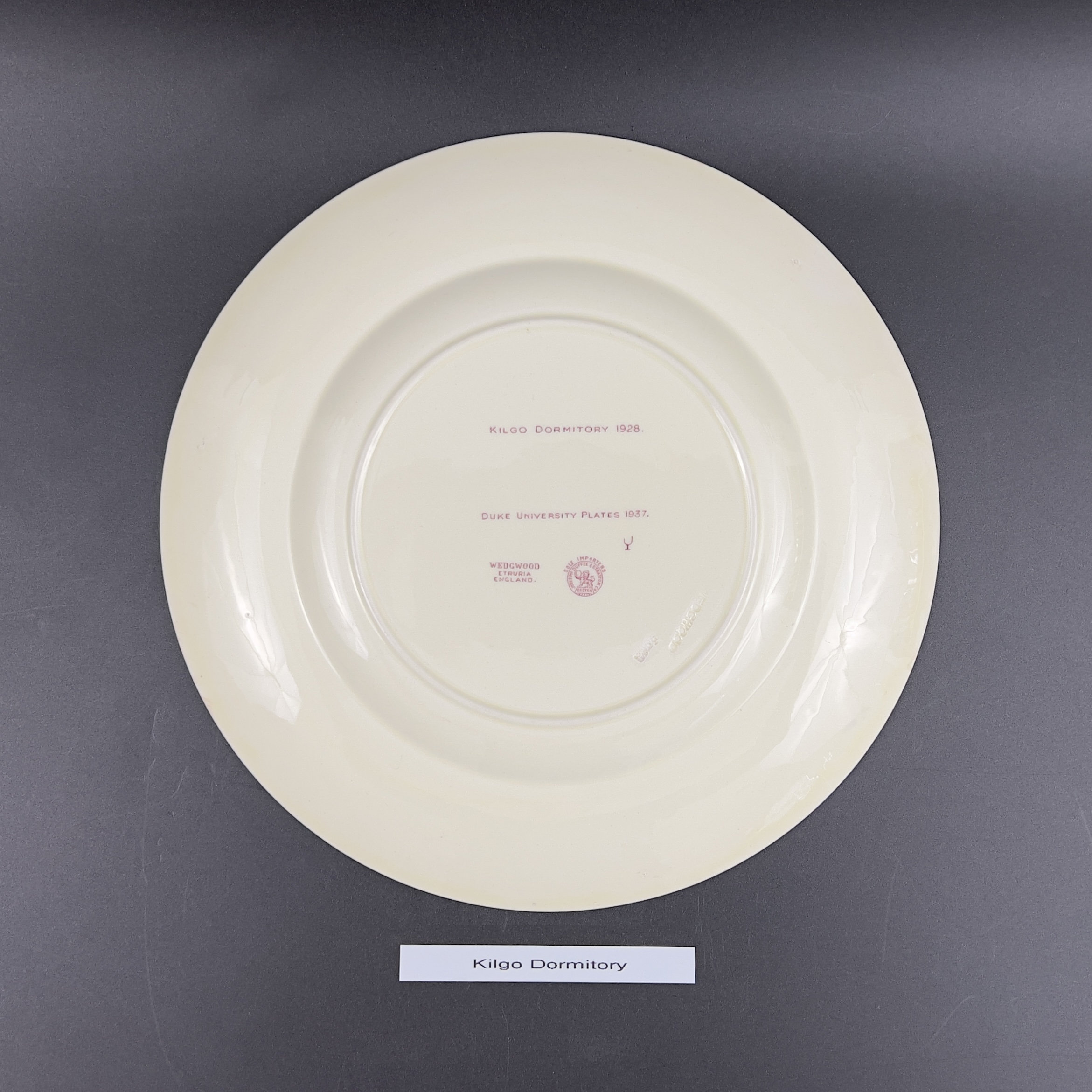 1937 Wedgwood Duke University Plate: Red Mulberry Historic Building - Image 10