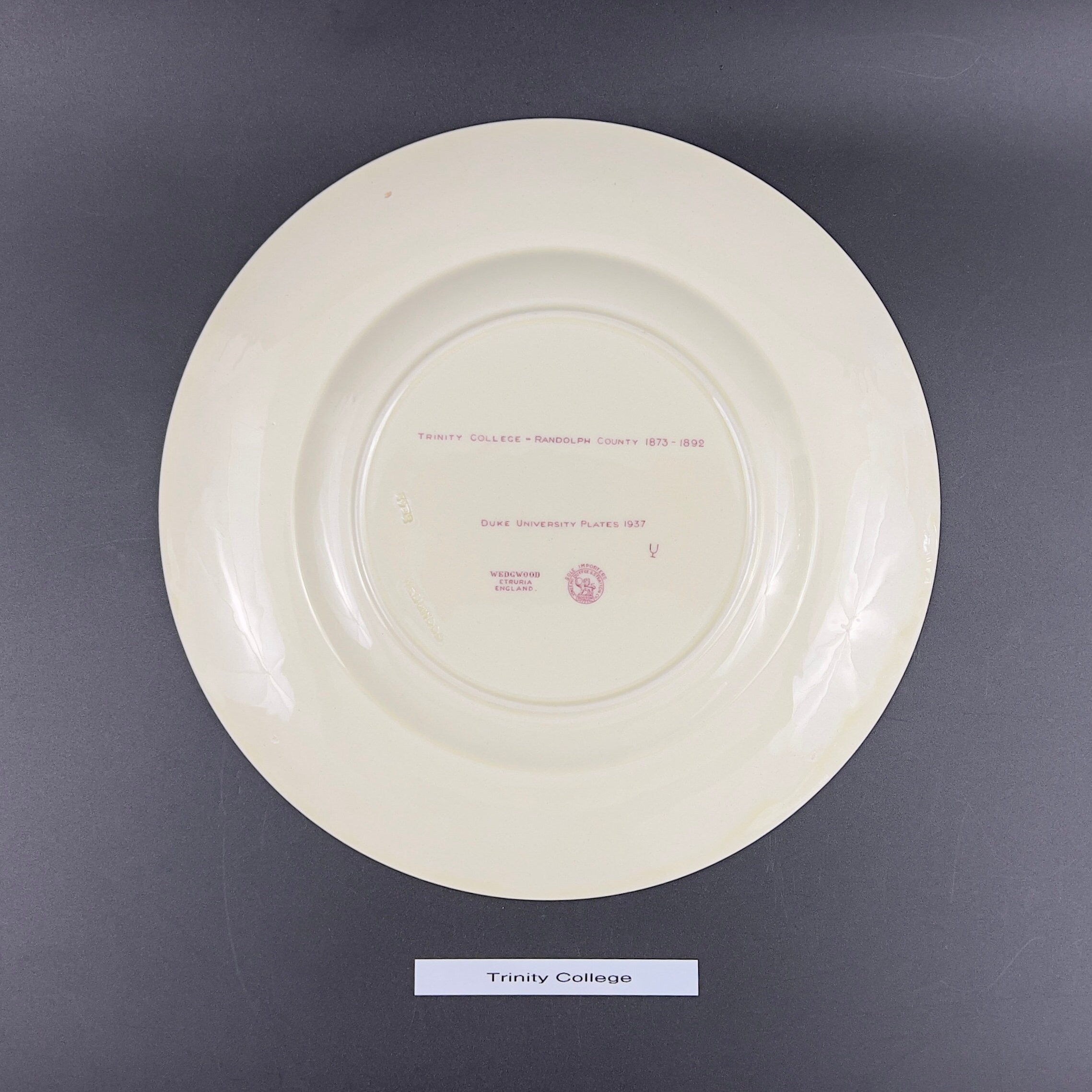 1937 Wedgwood Duke University Plate: Red Mulberry Historic Building - Image 7
