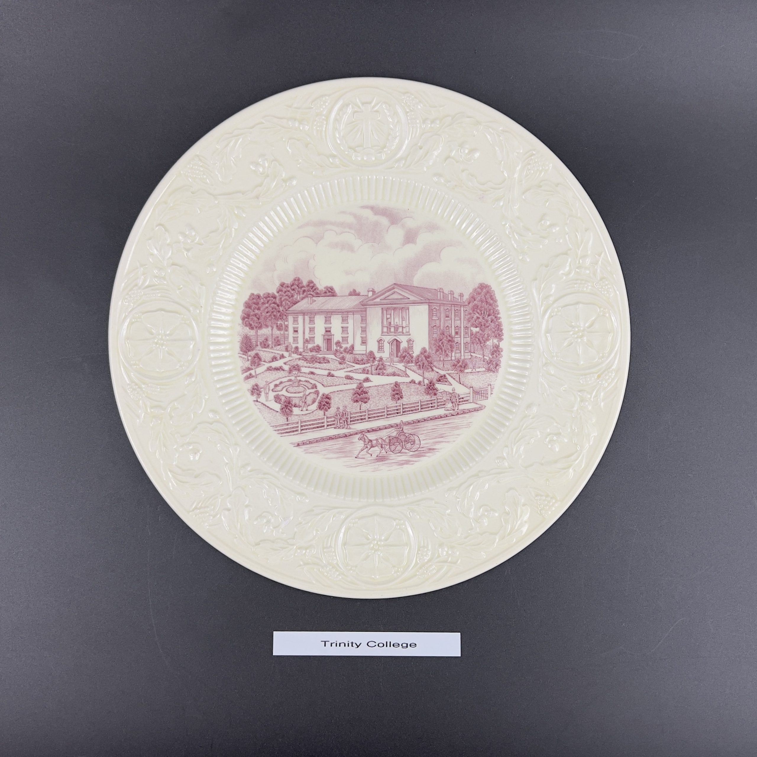 1937 Wedgwood Duke University Plate: Red Mulberry Historic Building - Image 6