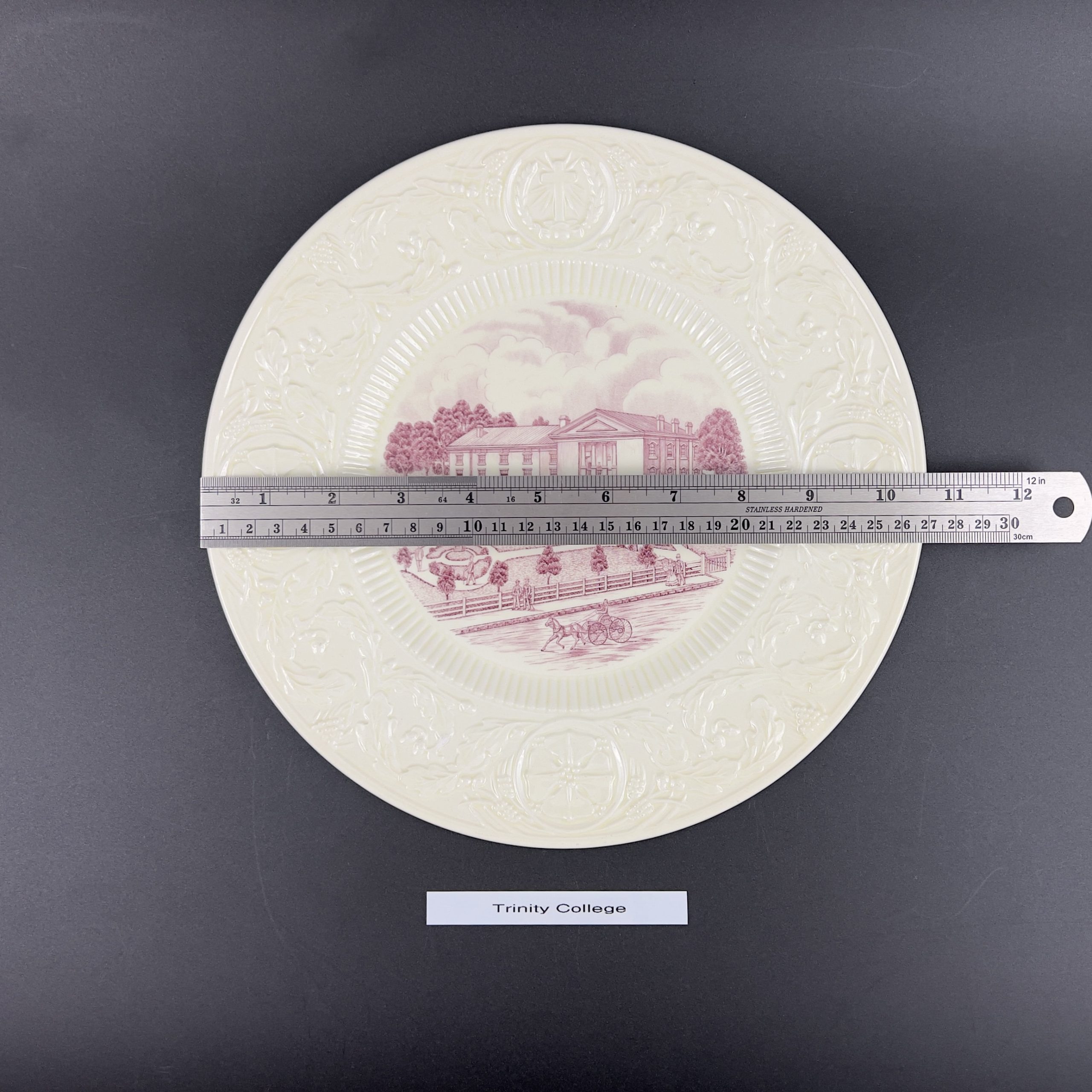 1937 Wedgwood Duke University Plate: Red Mulberry Historic Building - Image 8