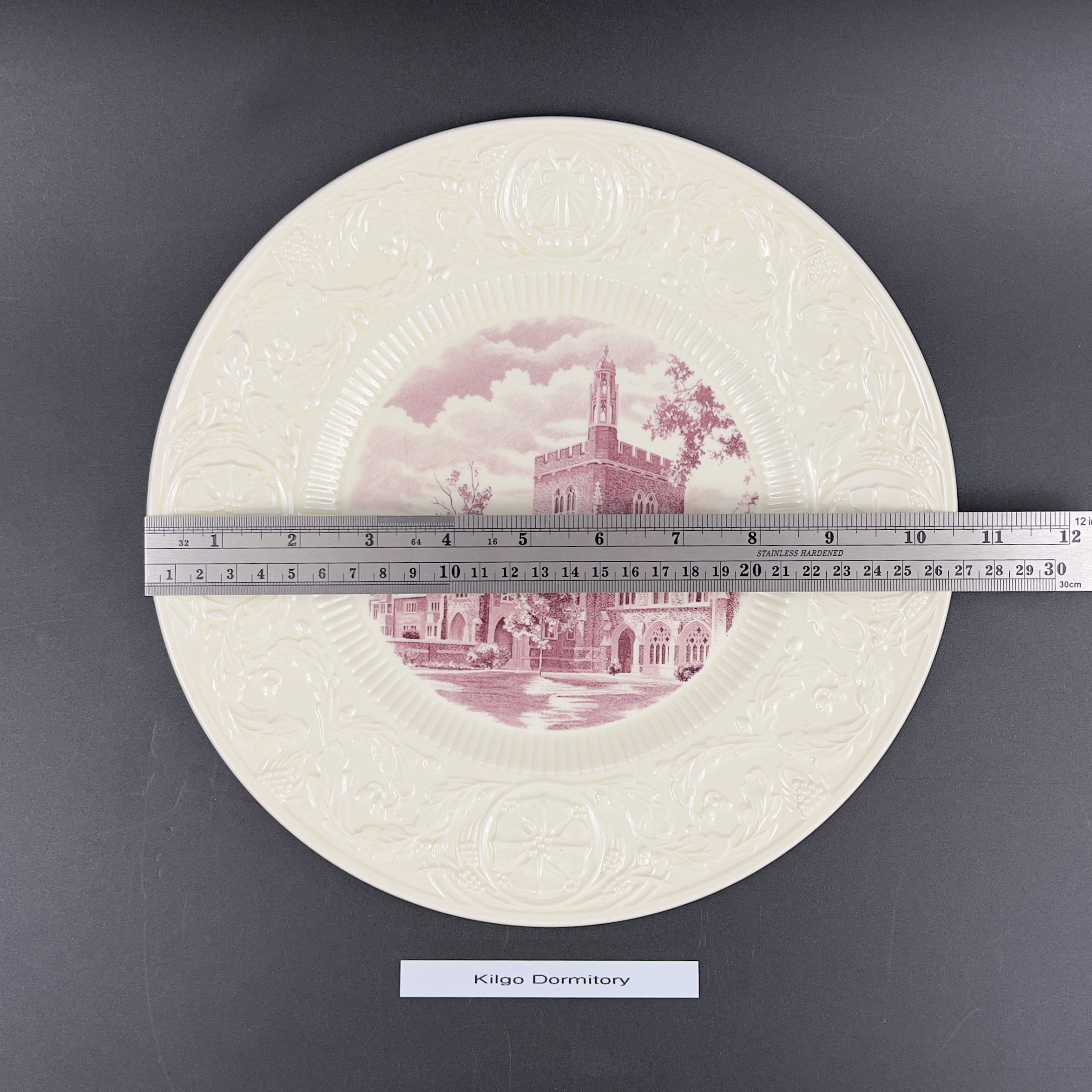 1937 Wedgwood Duke University Plate: Red Mulberry Historic Building - Image 11