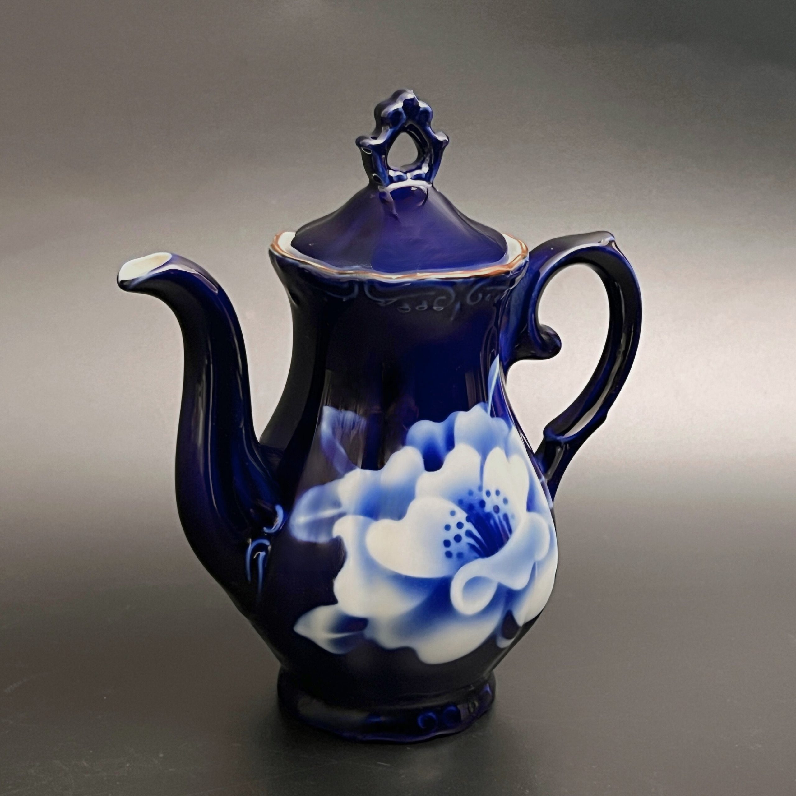 Vintage KT Japan Cobalt Blue Tea Pot: Hand-Sprayed Lotus Flower - Image 5