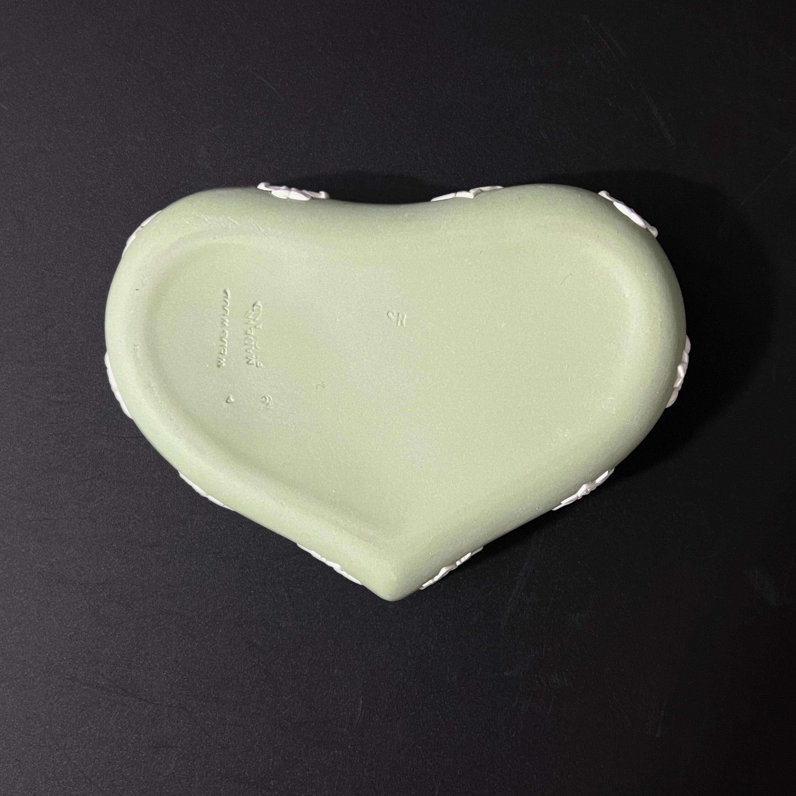 Vintage Wedgwood Green Jasperware Heart Trinket Box: Maiden with Harp, 1960s - Image 10