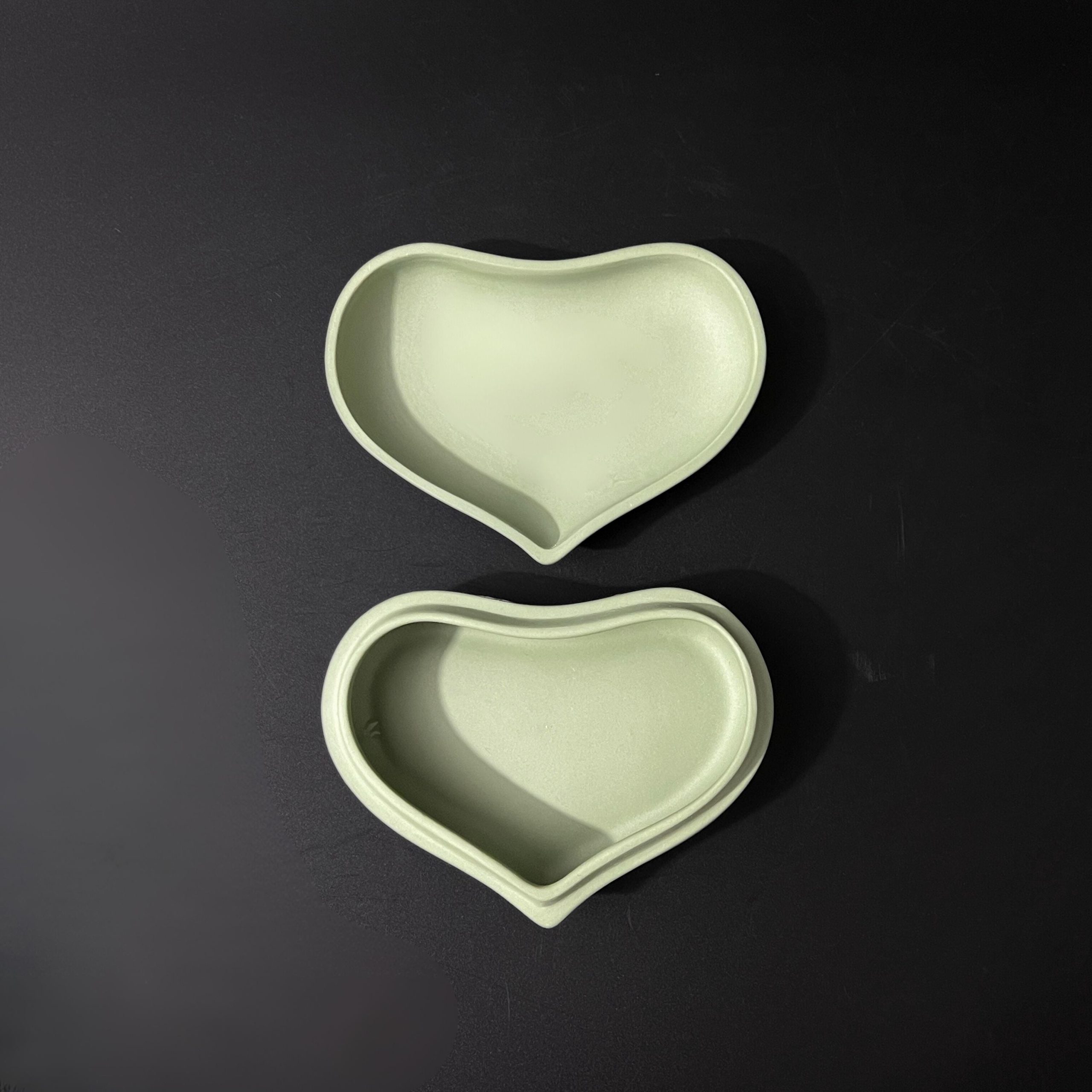 Vintage Wedgwood Green Jasperware Heart Trinket Box: Maiden with Harp, 1960s - Image 7