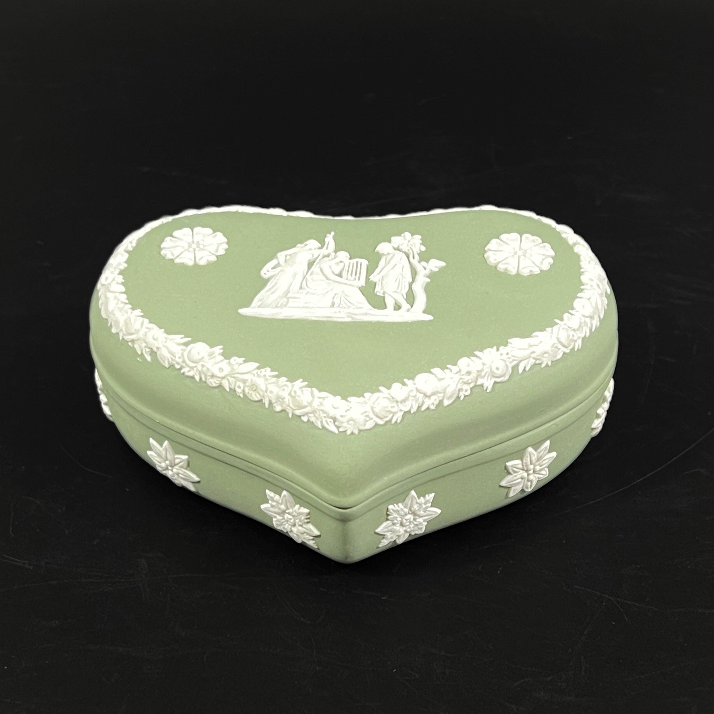 Vintage Wedgwood Green Jasperware Heart Trinket Box: Maiden with Harp, 1960s - Image 6