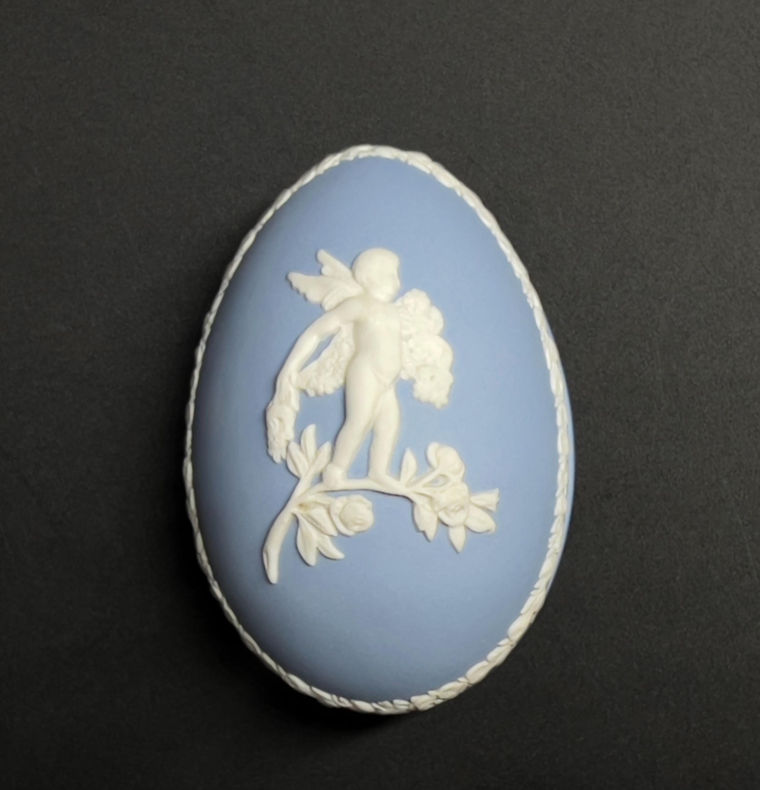 Vintage Wedgwood Blue Jasperware Egg Trinket Box: Cupid & Rose - Image 3
