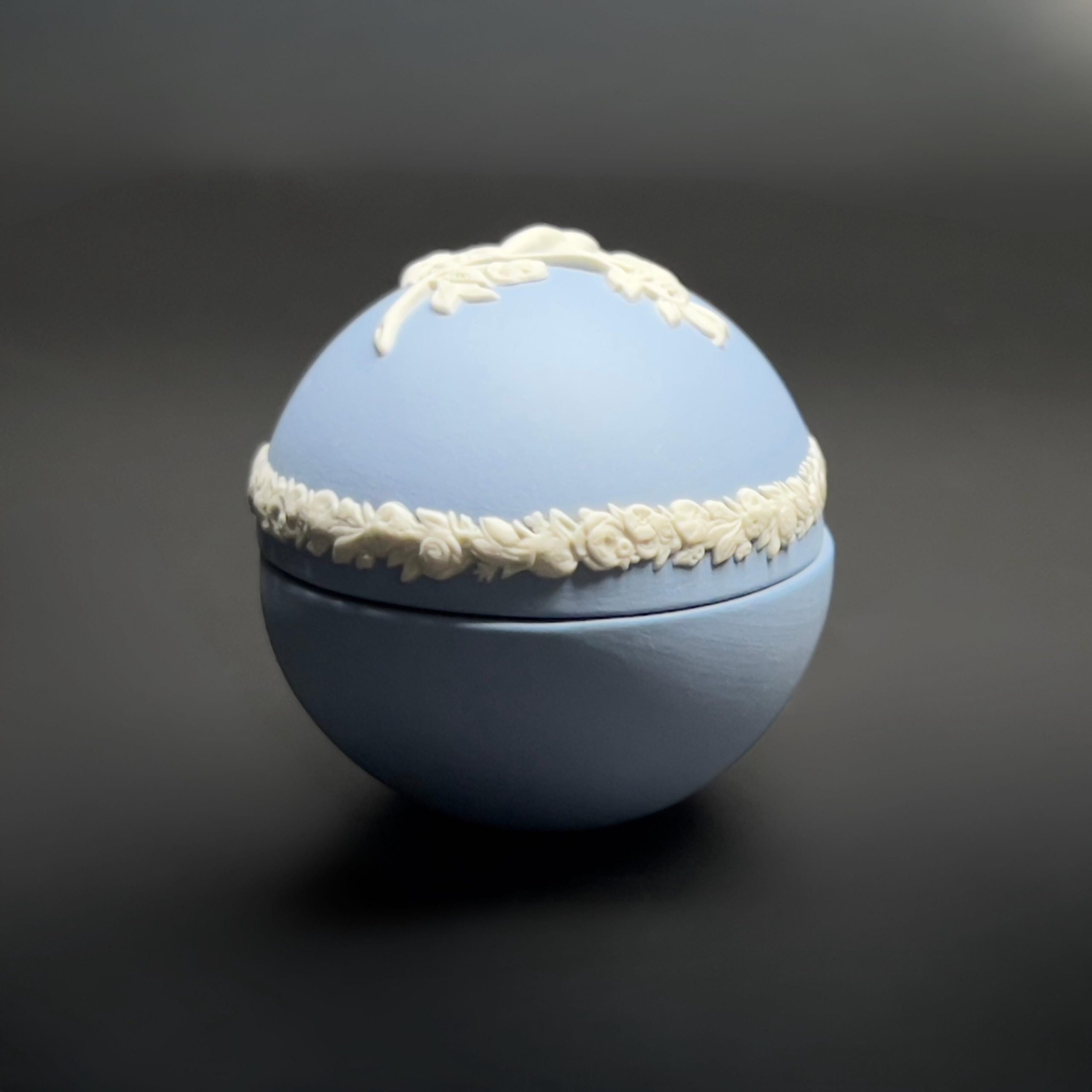 Vintage Wedgwood Blue Jasperware Egg Trinket Box: Cupid & Rose - Image 8