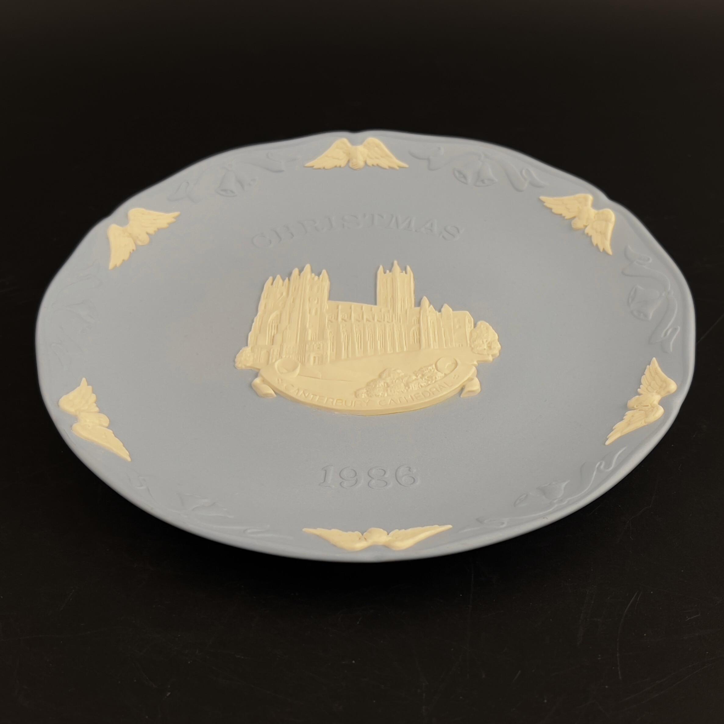 Vintage Wedgwood 1986 Christmas Plate: Blue Jasperware Canterbury Cathedral - Image 5