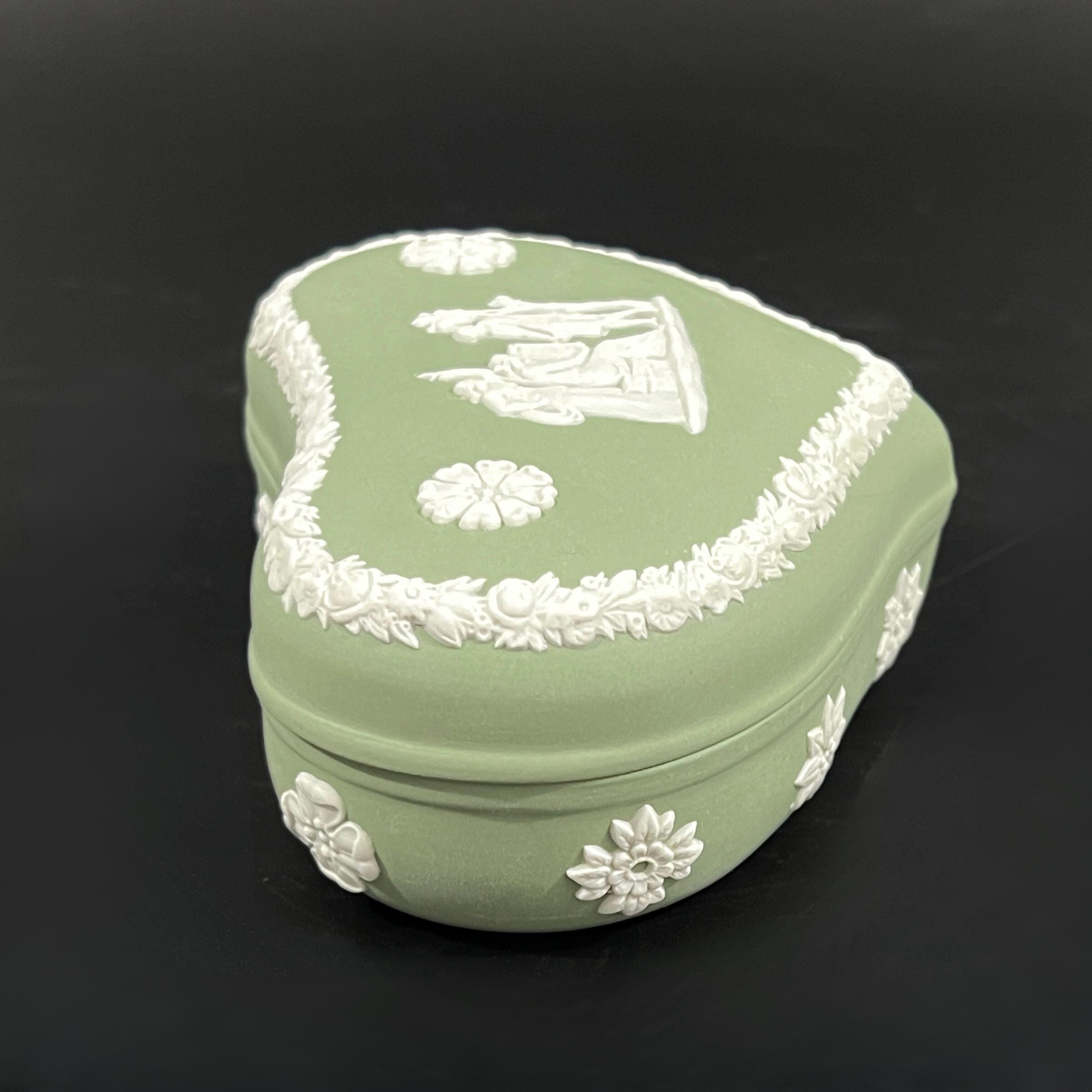 Vintage Wedgwood Green Jasperware Heart Trinket Box: Maiden with Harp, 1960s - Image 3
