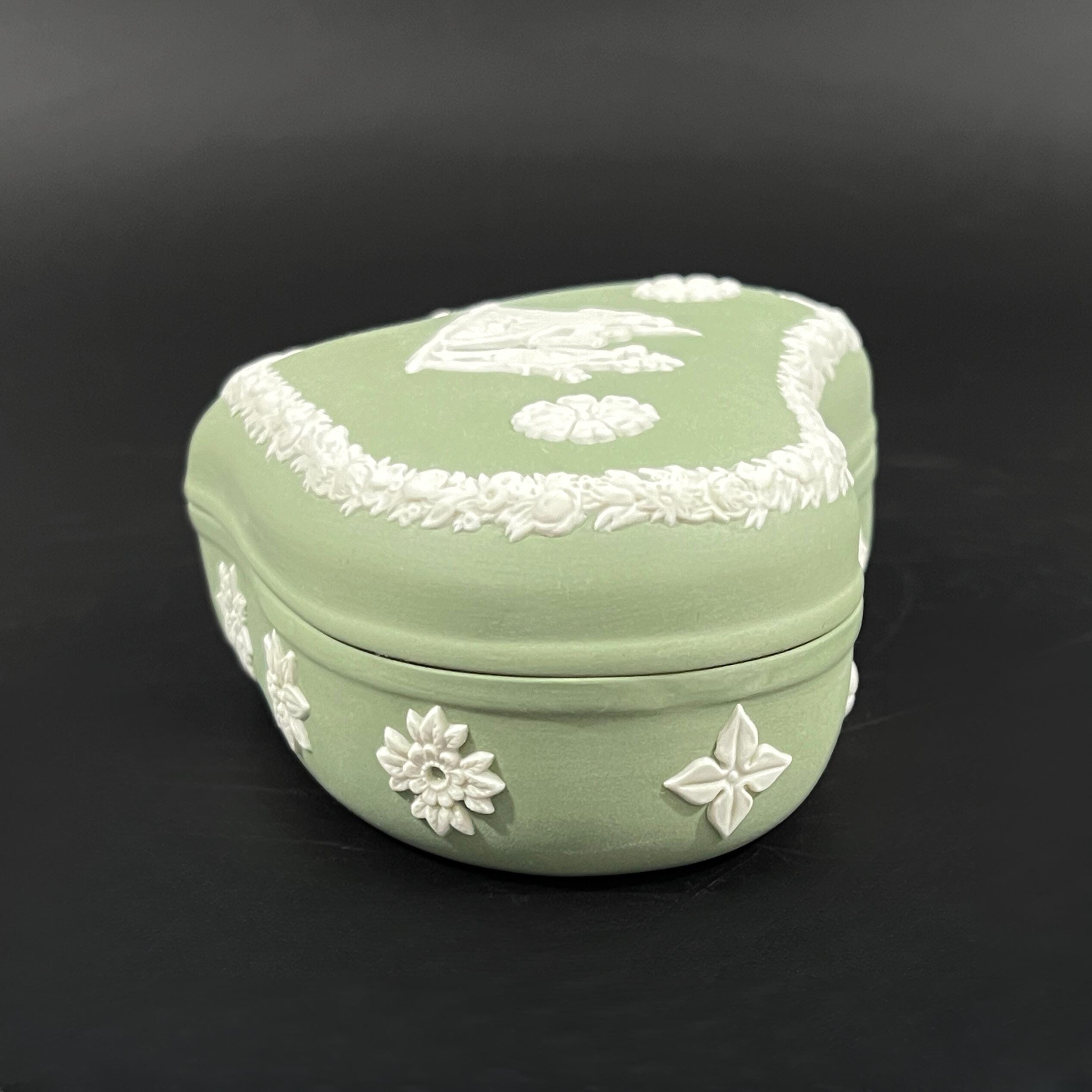 Vintage Wedgwood Green Jasperware Heart Trinket Box: Maiden with Harp, 1960s - Image 5