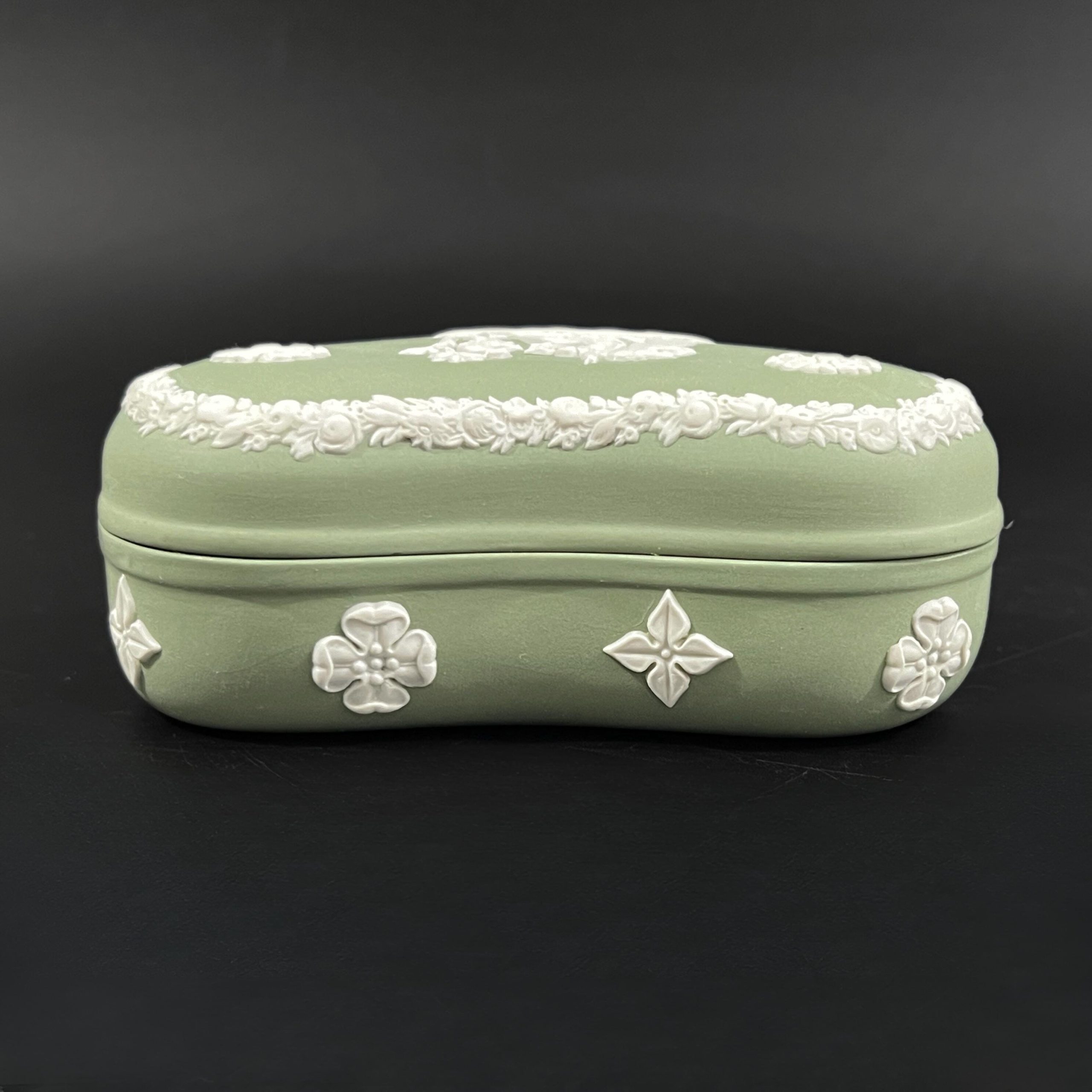 Vintage Wedgwood Green Jasperware Heart Trinket Box: Maiden with Harp, 1960s - Image 4