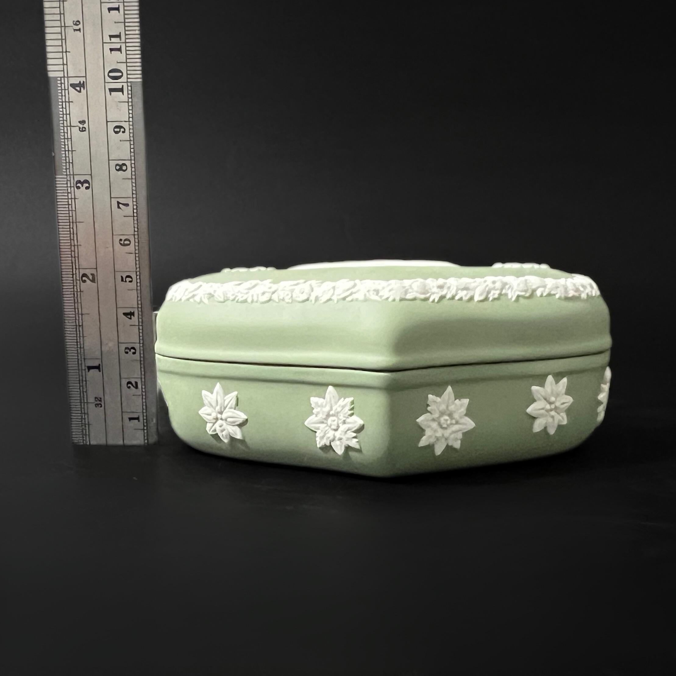 Vintage Wedgwood Green Jasperware Heart Trinket Box: Maiden with Harp, 1960s - Image 9