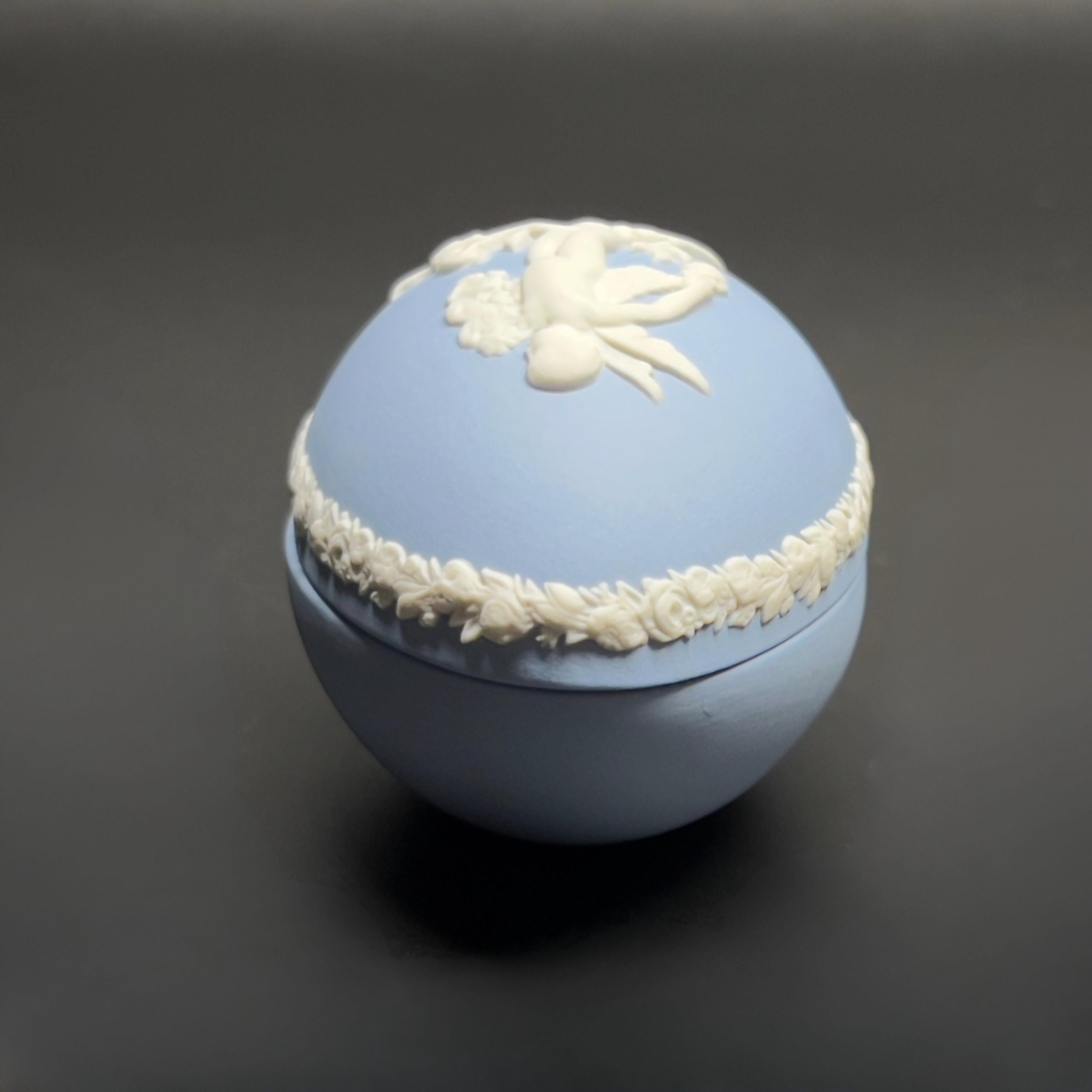 Vintage Wedgwood Blue Jasperware Egg Trinket Box: Cupid & Rose - Image 5