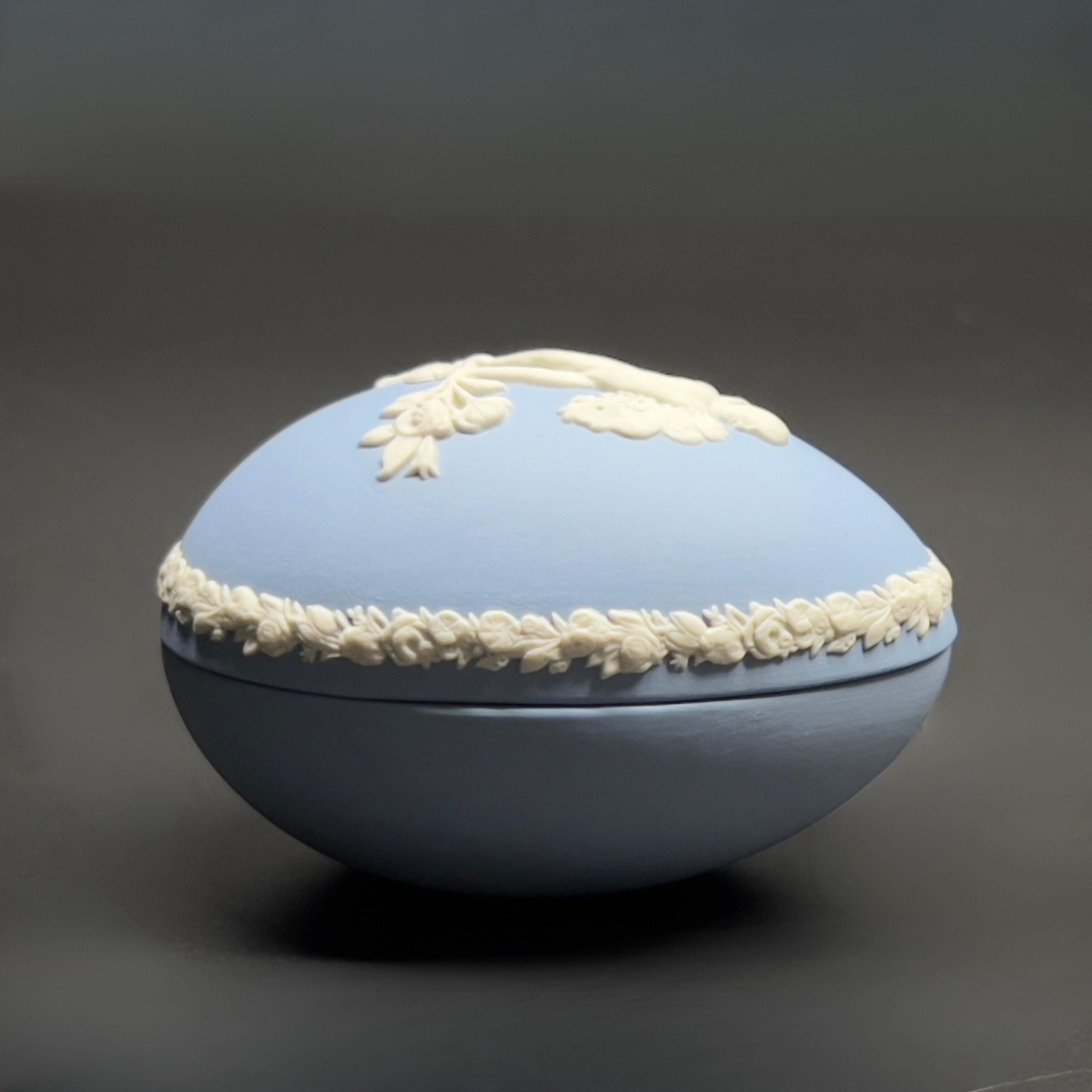 Vintage Wedgwood Blue Jasperware Egg Trinket Box: Cupid & Rose - Image 6