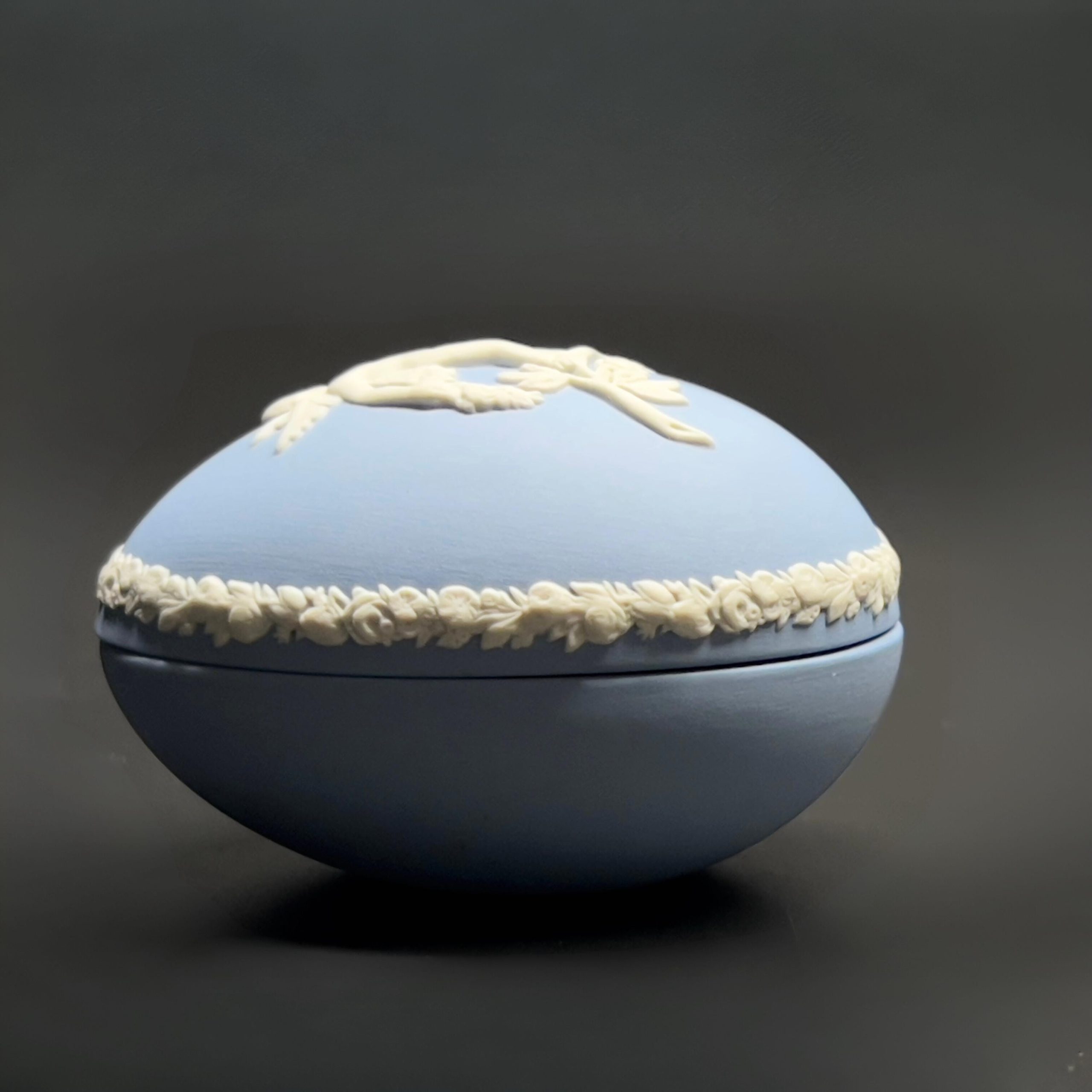 Vintage Wedgwood Blue Jasperware Egg Trinket Box: Cupid & Rose - Image 7
