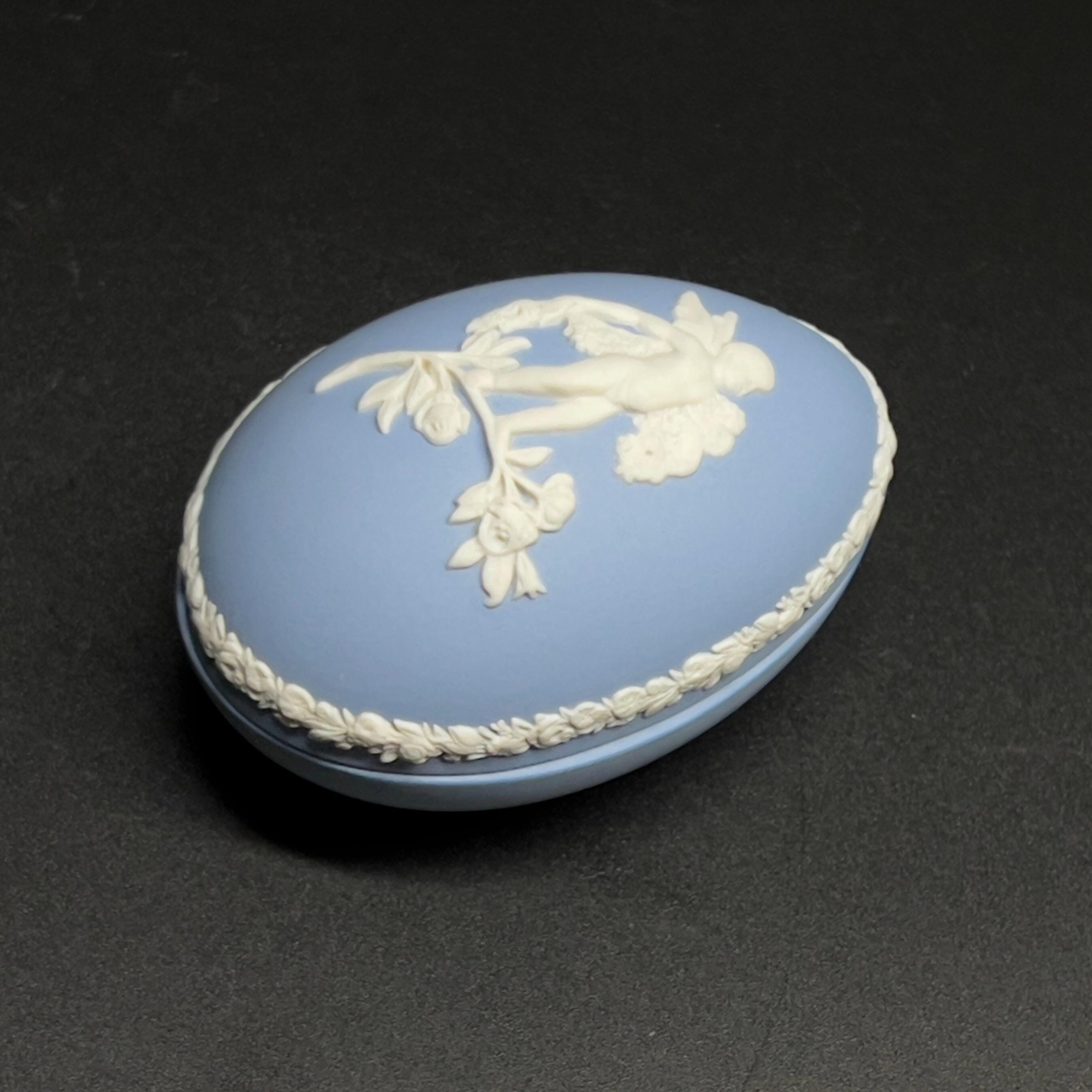 Vintage Wedgwood Blue Jasperware Egg Trinket Box: Cupid & Rose - Image 4