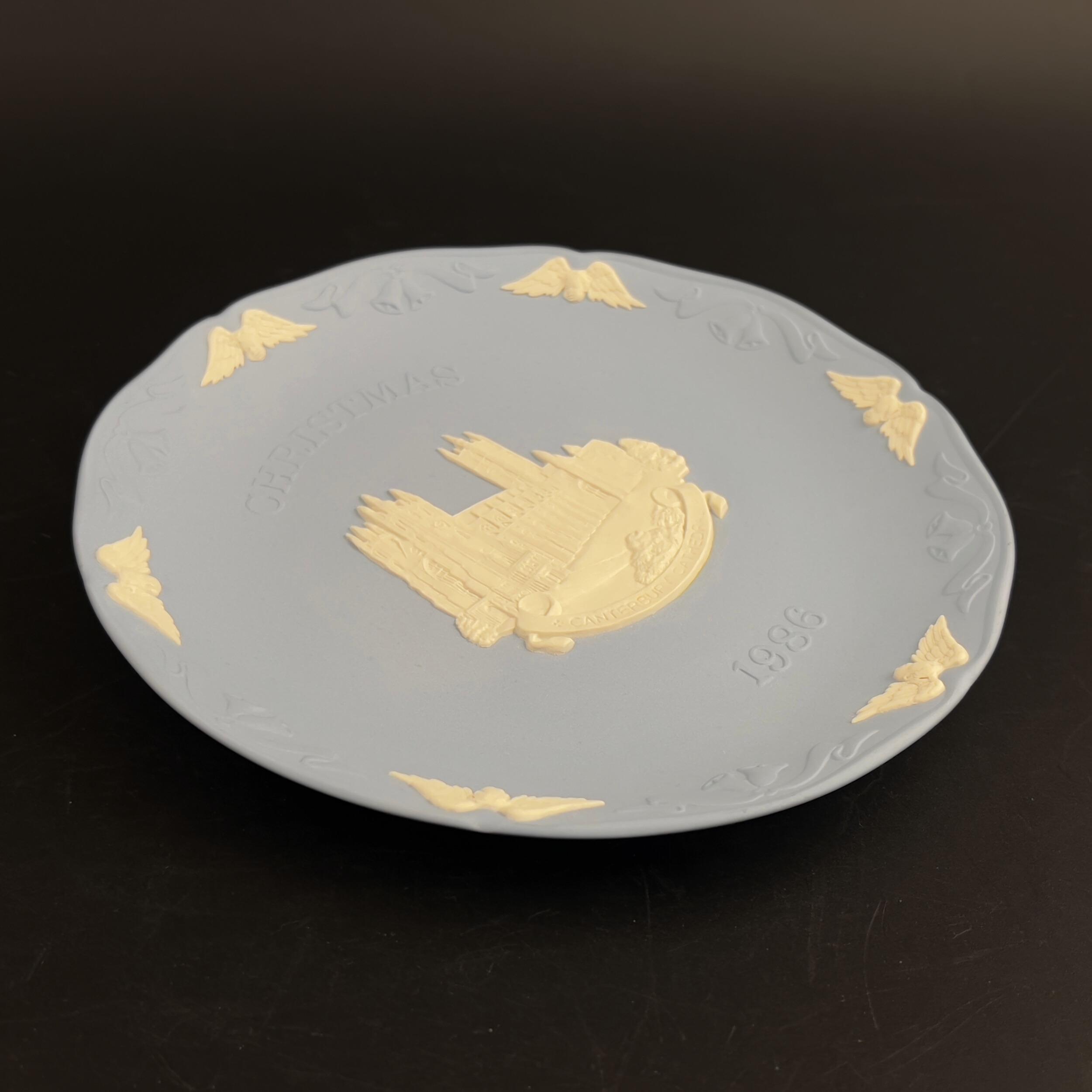 Vintage Wedgwood 1986 Christmas Plate: Blue Jasperware Canterbury Cathedral - Image 4