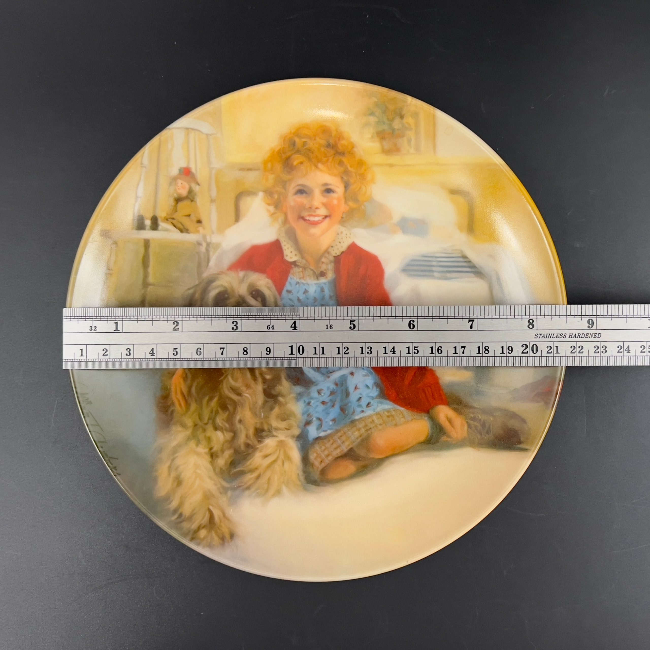 1983 Little Orphan Annie Collector Plate: Annie and Sandy, William Chambers Art - Image 10
