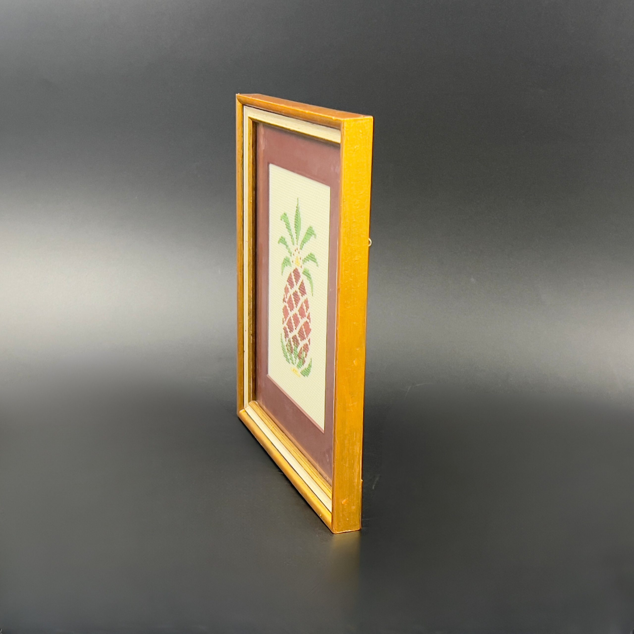 Vintage Pineapple Needlepoint in Gold Frame: 1980s Framed Art - Image 7