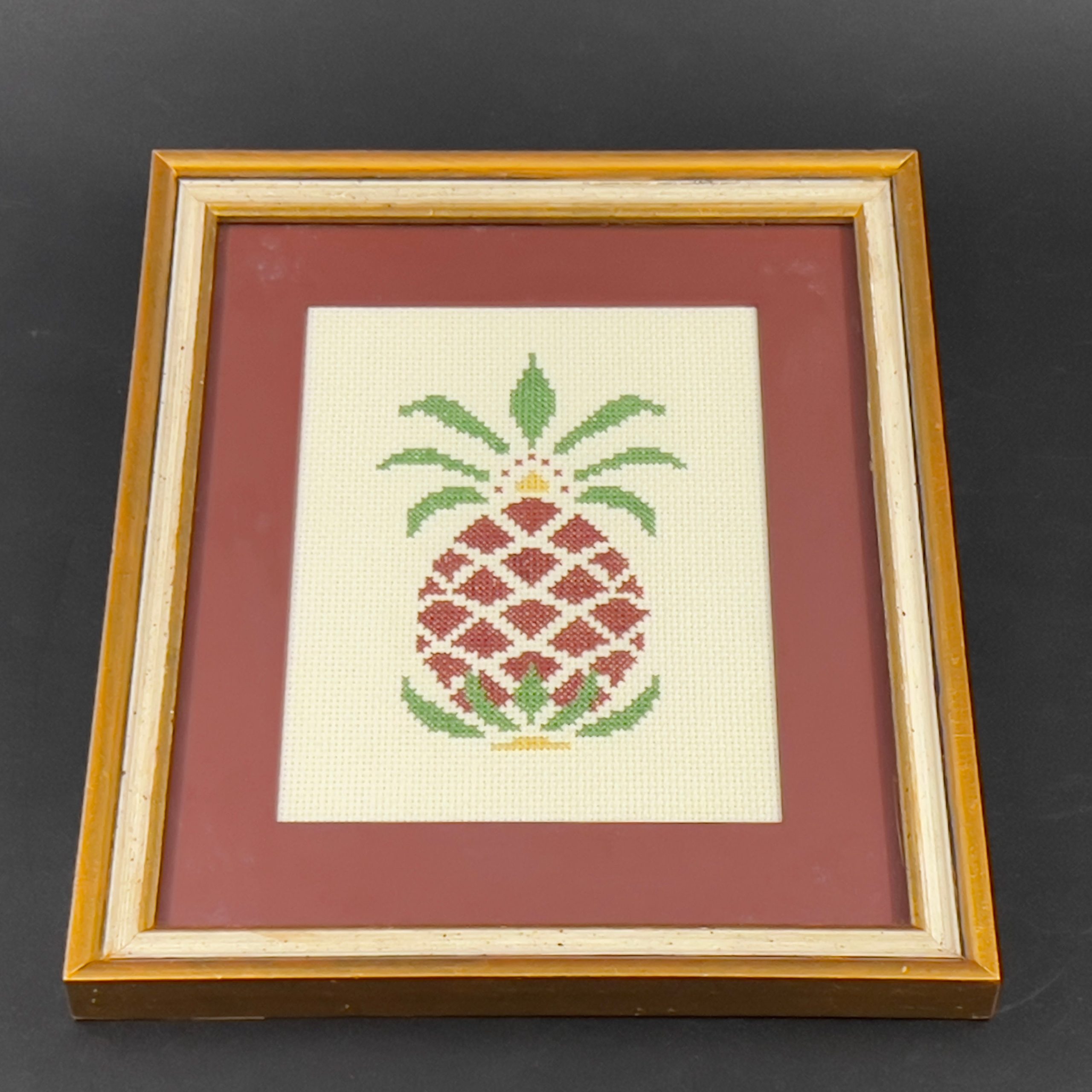 Vintage Pineapple Needlepoint in Gold Frame: 1980s Framed Art - Image 3