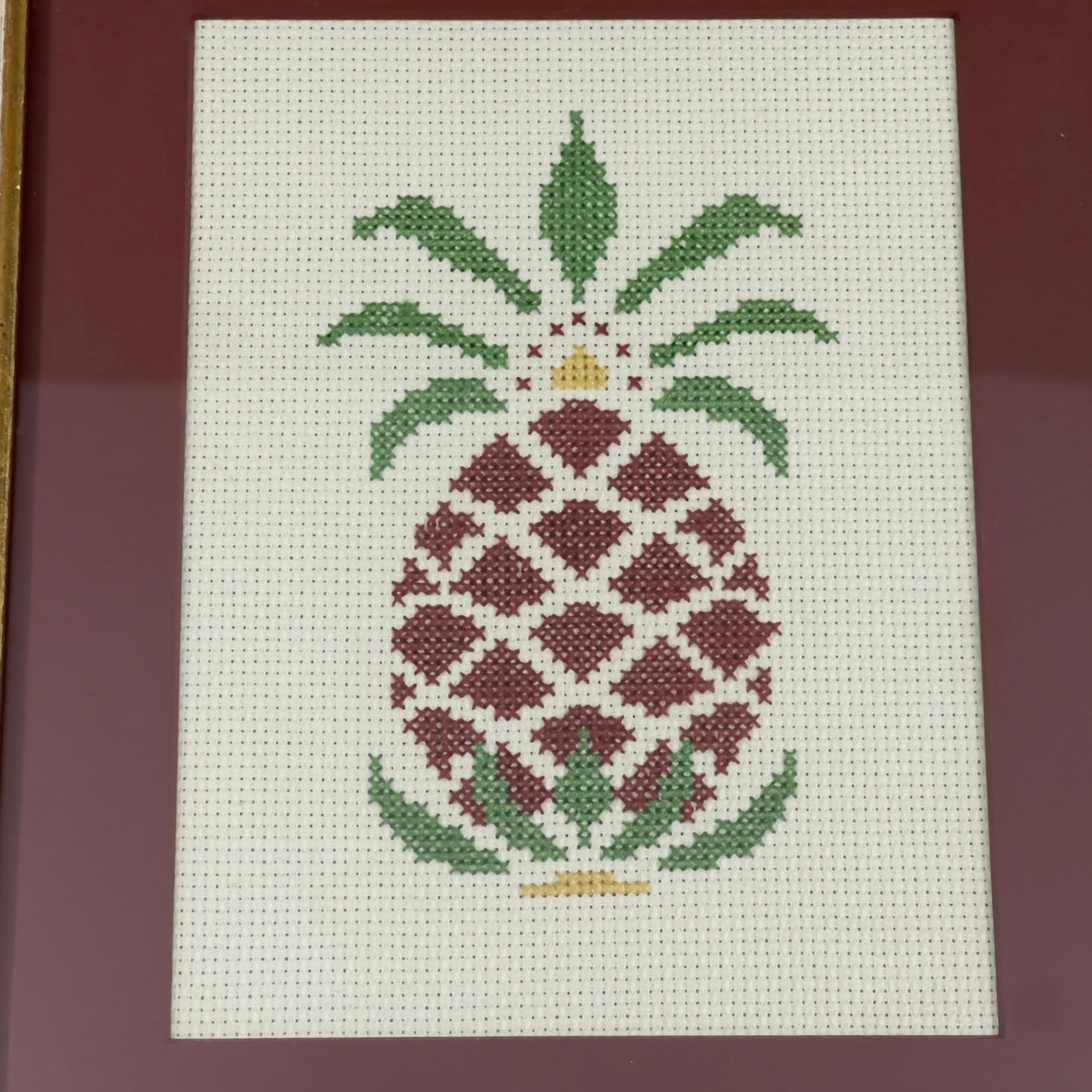 Vintage Pineapple Needlepoint in Gold Frame: 1980s Framed Art - Image 4