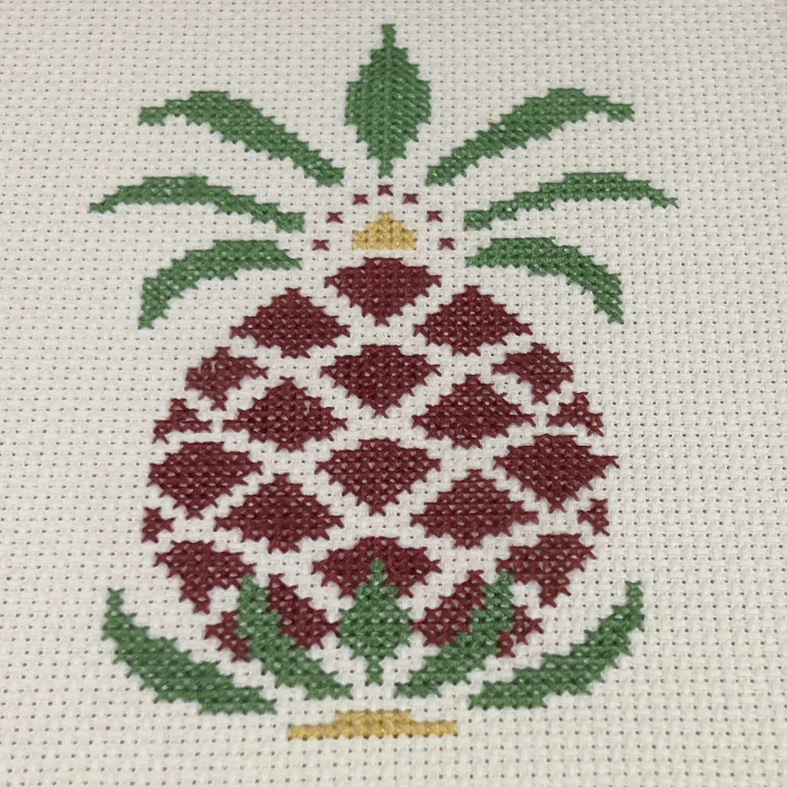 Vintage Pineapple Needlepoint in Gold Frame: 1980s Framed Art - Image 5