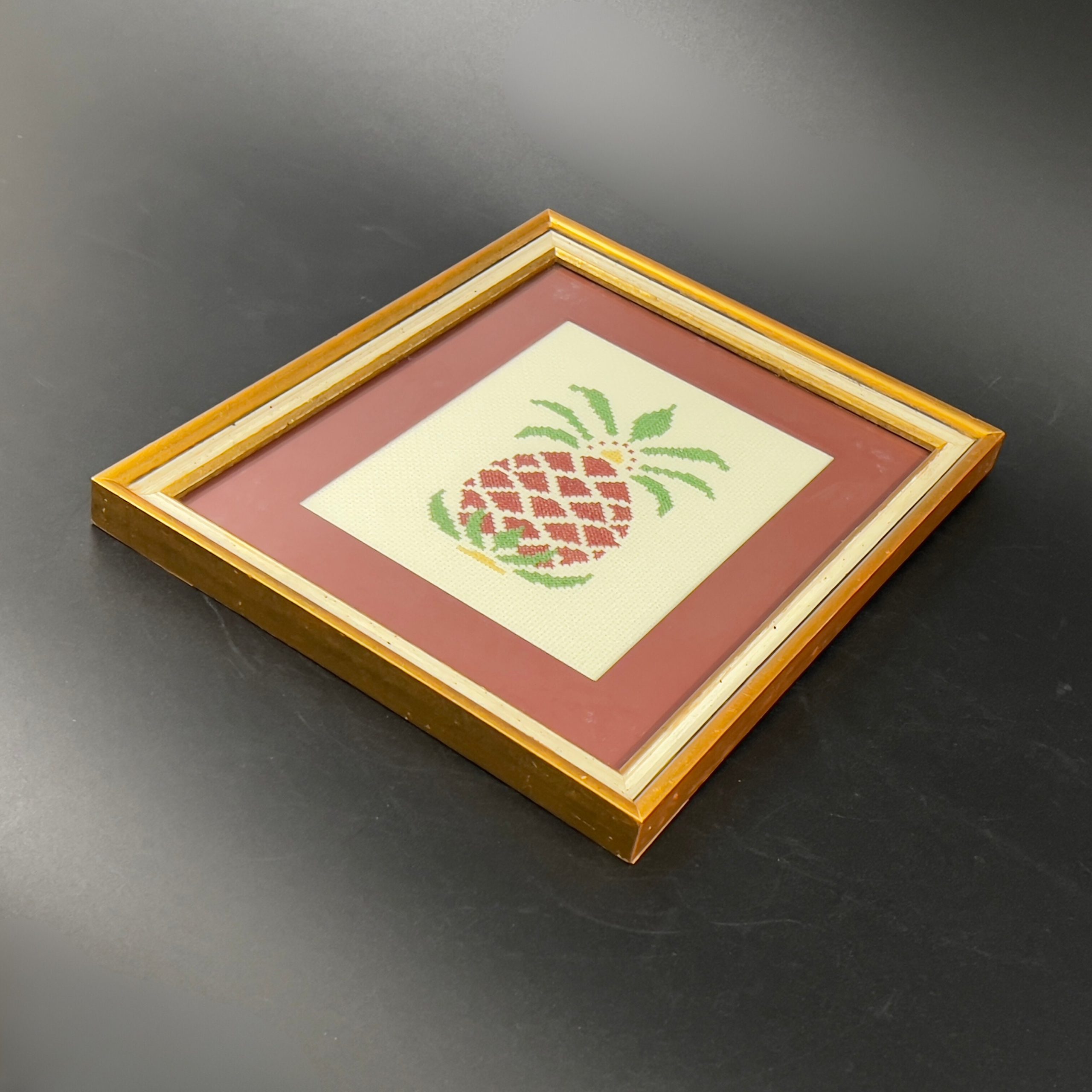 Vintage Pineapple Needlepoint in Gold Frame: 1980s Framed Art - Image 6