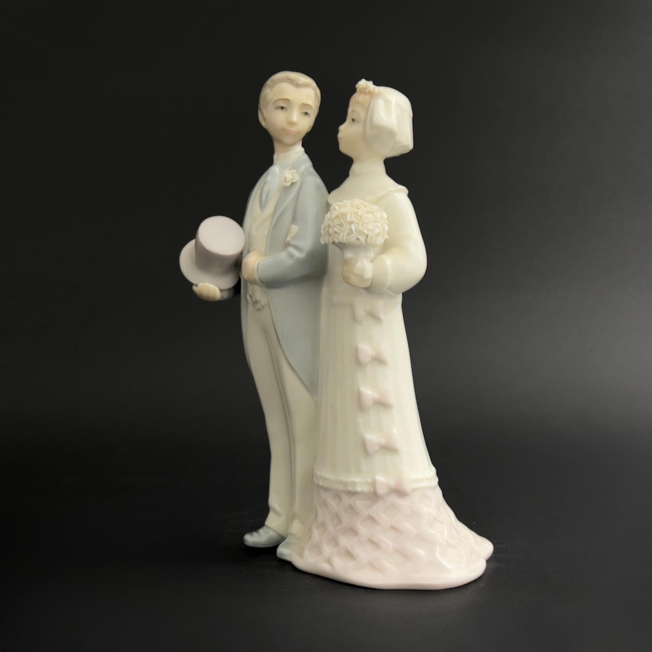 Vintage Lladró Wedding Couple Figurine: Spanish Porcelain Keepsake - Image 4