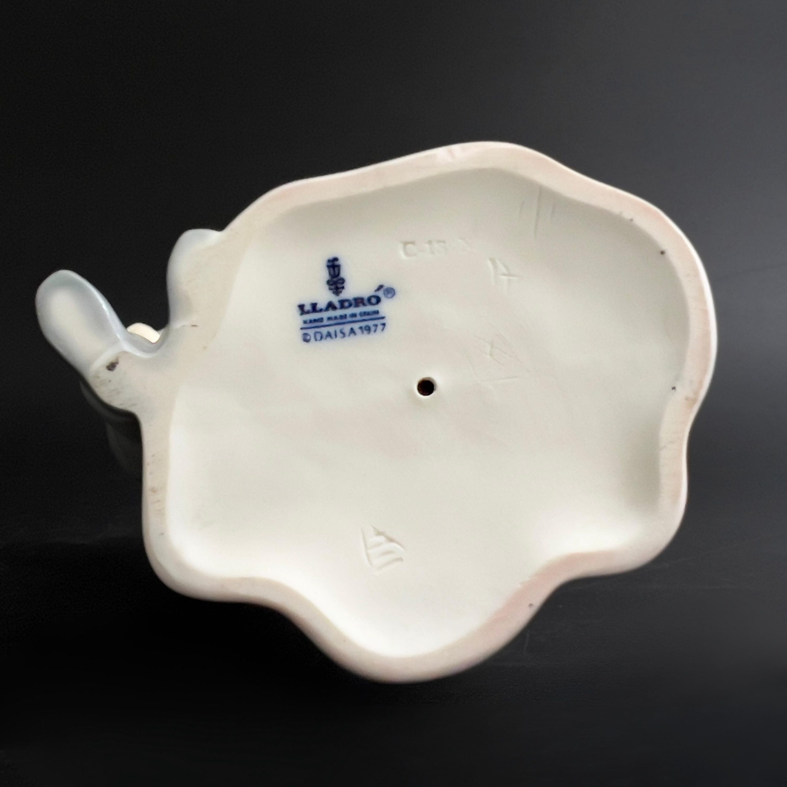 Vintage Lladró Wedding Couple Figurine: Spanish Porcelain Keepsake - Image 11