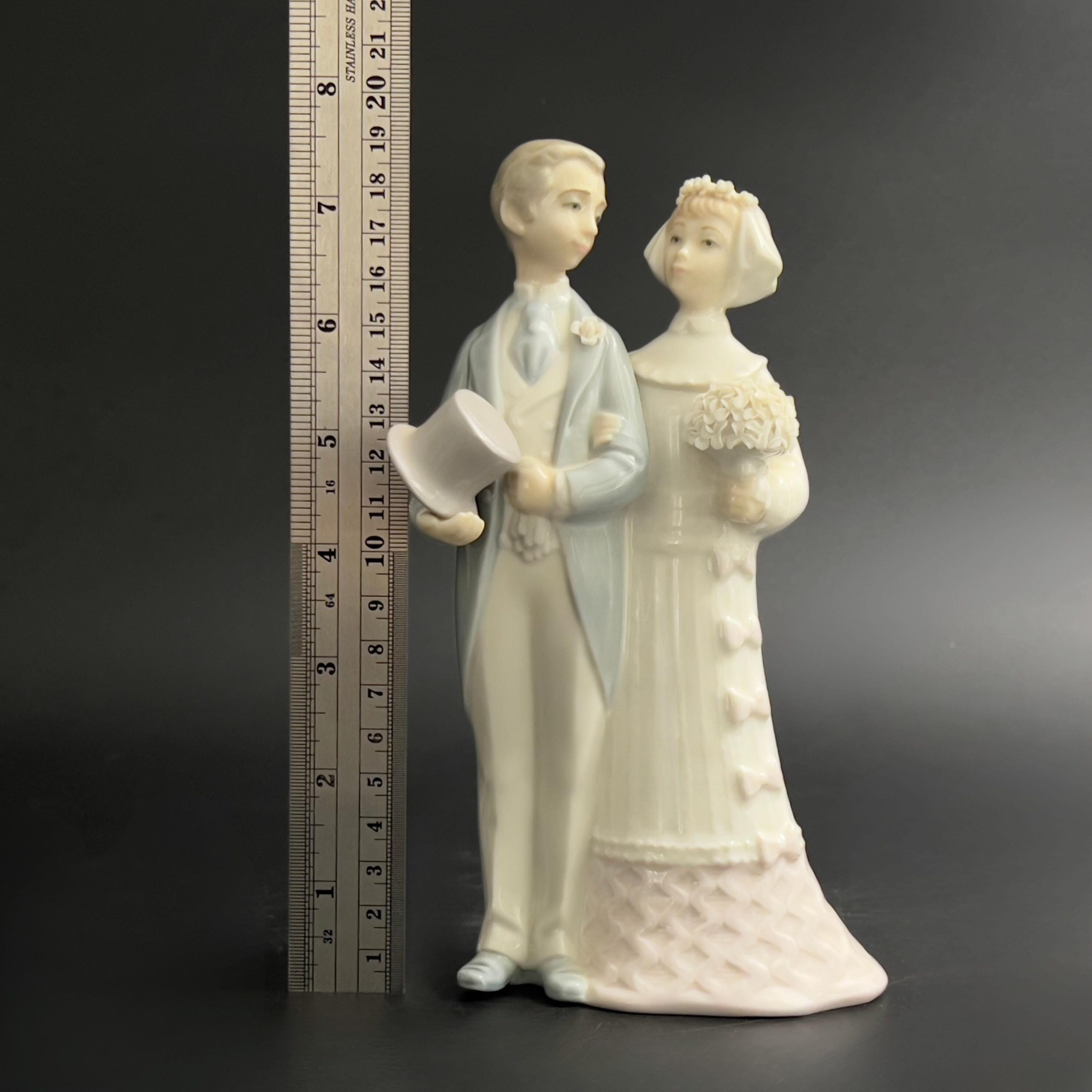 Vintage Lladró Wedding Couple Figurine: Spanish Porcelain Keepsake - Image 10
