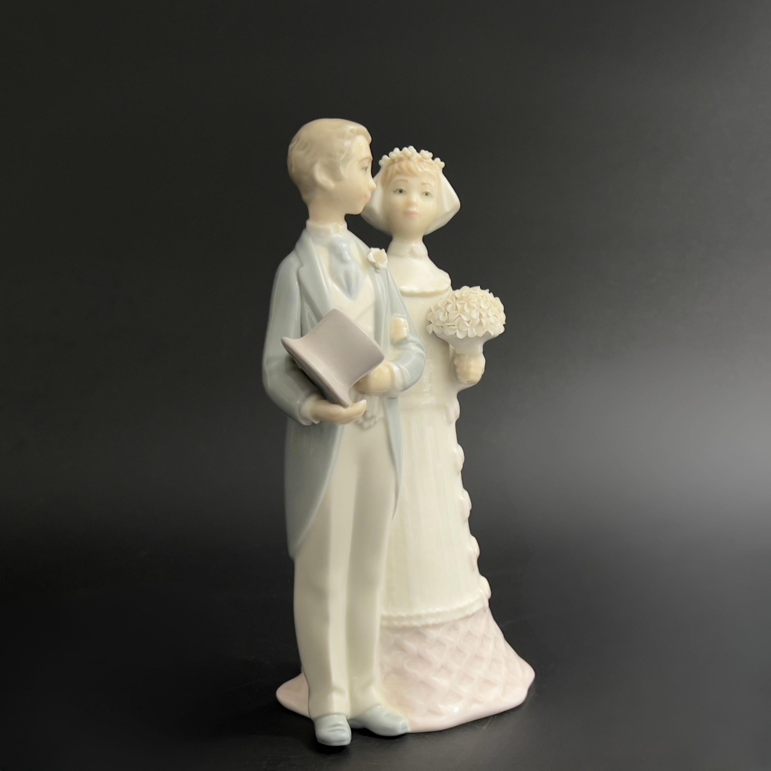 Vintage Lladró Wedding Couple Figurine: Spanish Porcelain Keepsake - Image 3