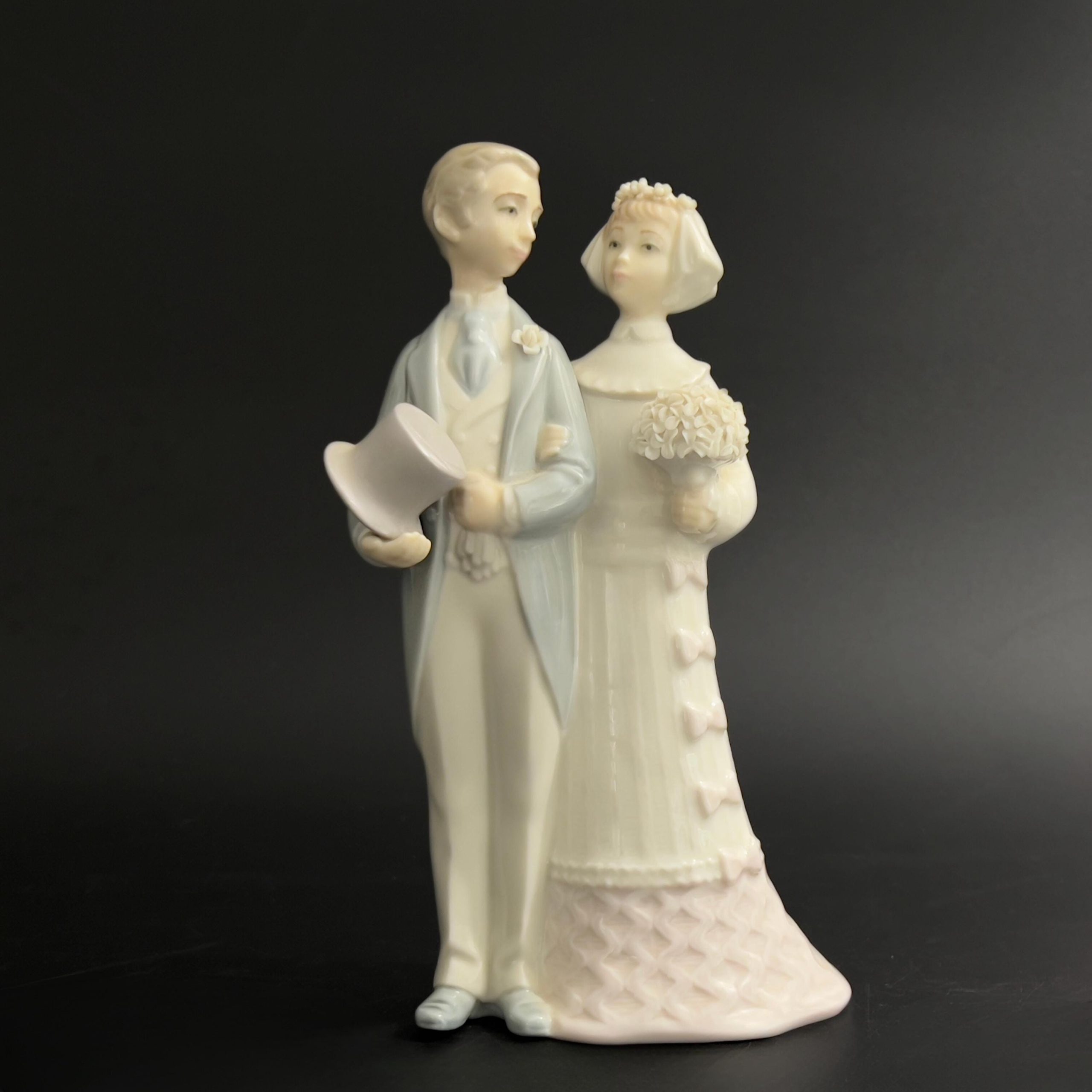 Vintage Lladró Wedding Couple Figurine: Spanish Porcelain Keepsake
