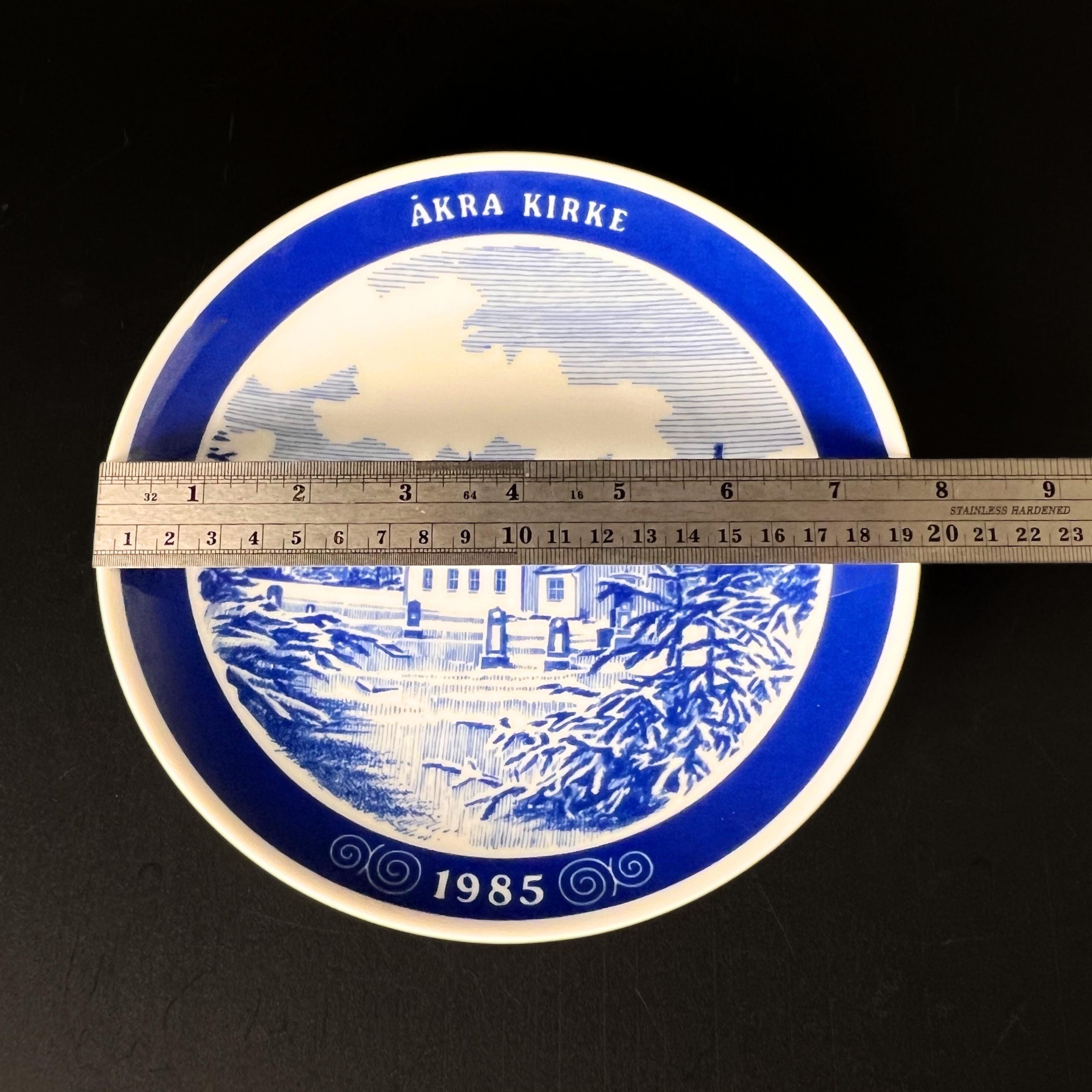 Two Vintage Norwegian Commemorative Wall Plates – Finnøy and Åkra Kirke - Image 9