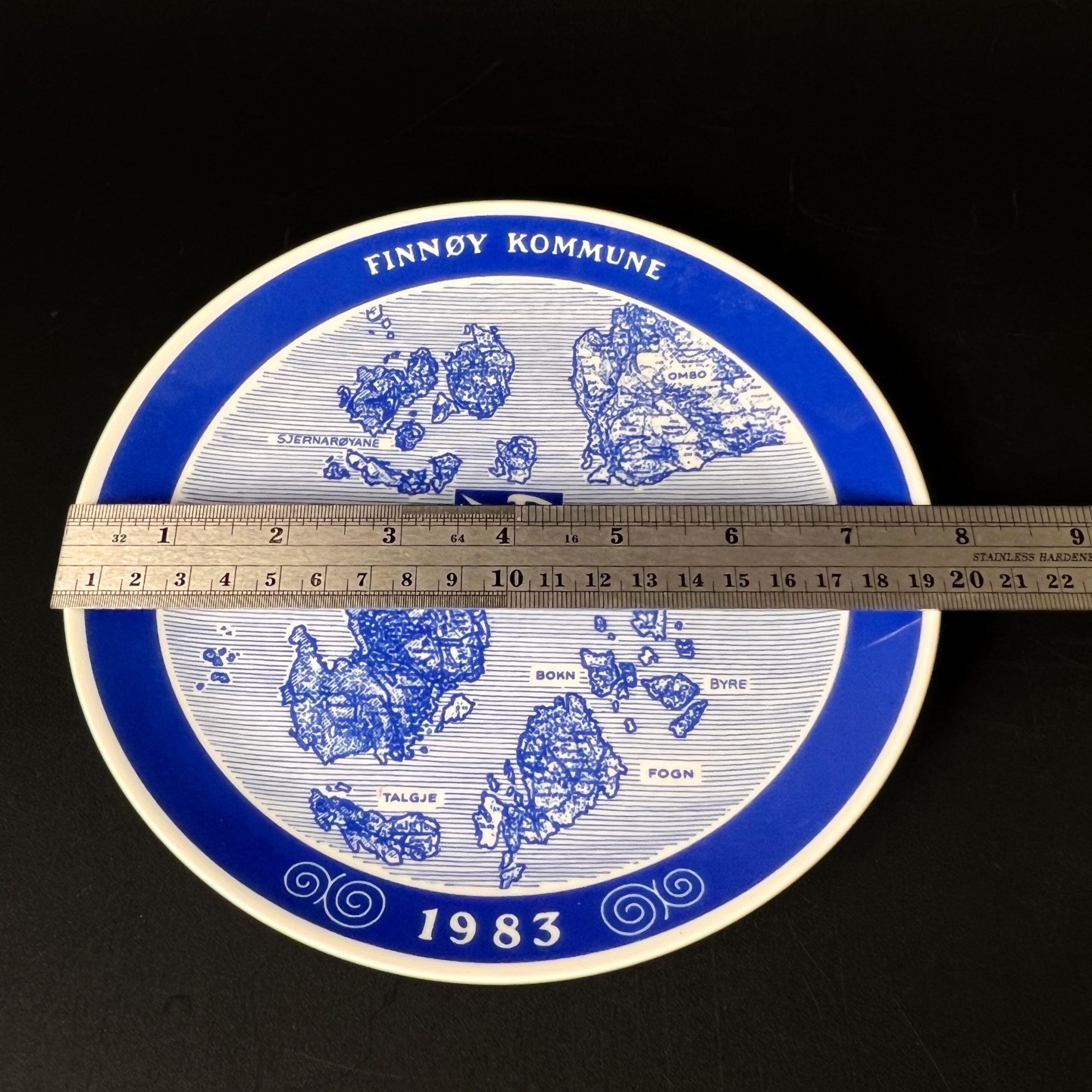 Two Vintage Norwegian Commemorative Wall Plates – Finnøy and Åkra Kirke - Image 10