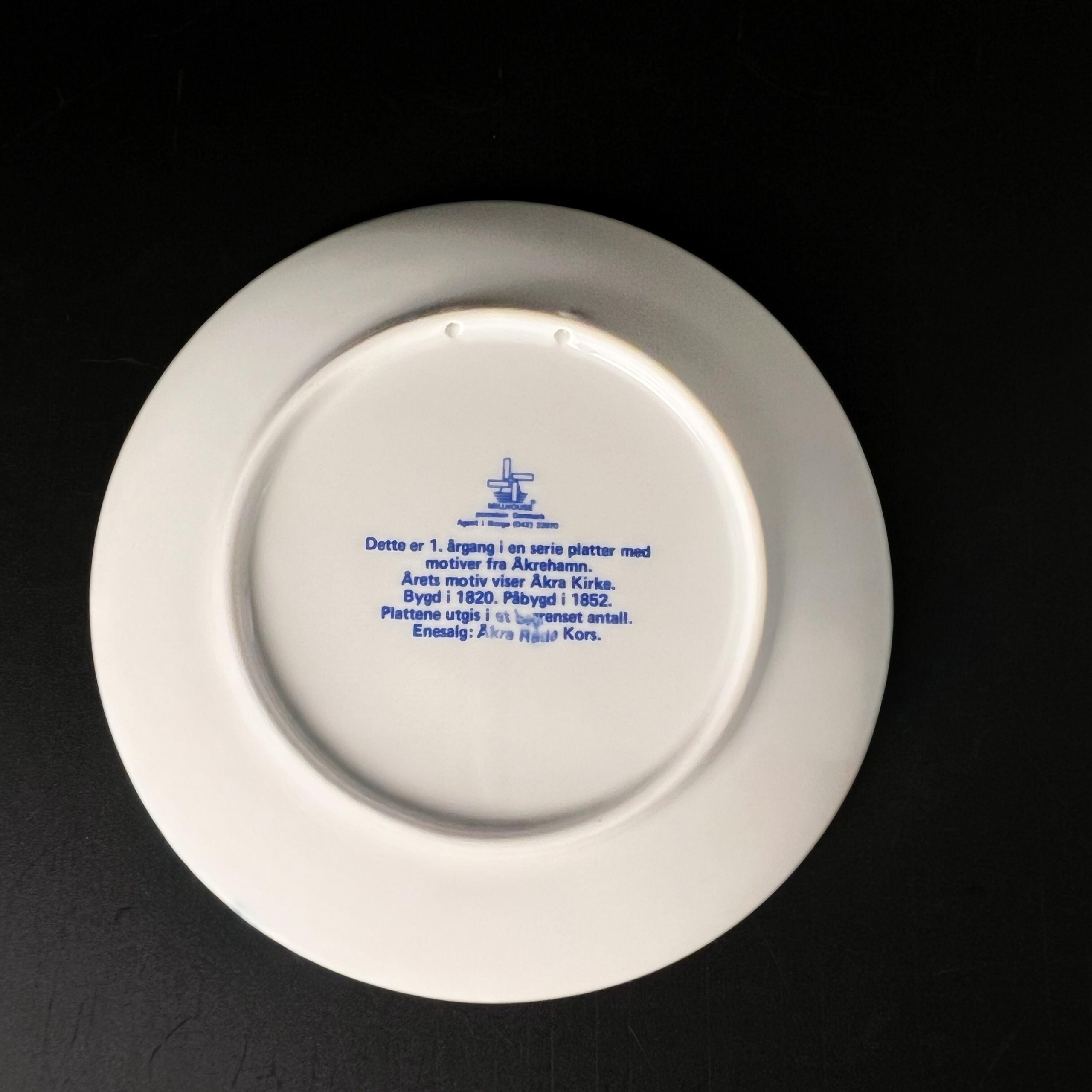 Two Vintage Norwegian Commemorative Wall Plates – Finnøy and Åkra Kirke - Image 4